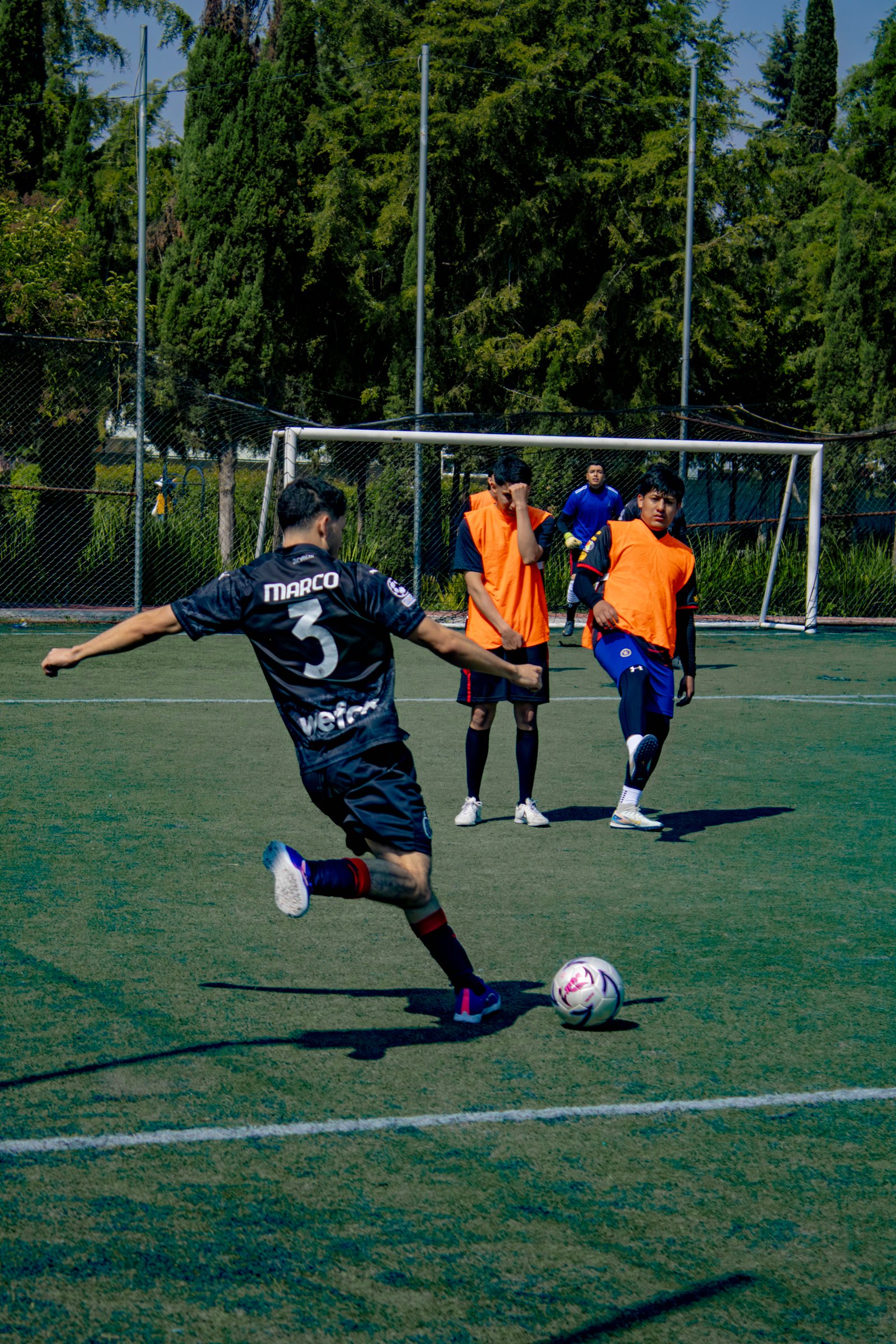 Jugador disparando en cancha de fútbol 7 — Liga Promofut 7 Tecámac