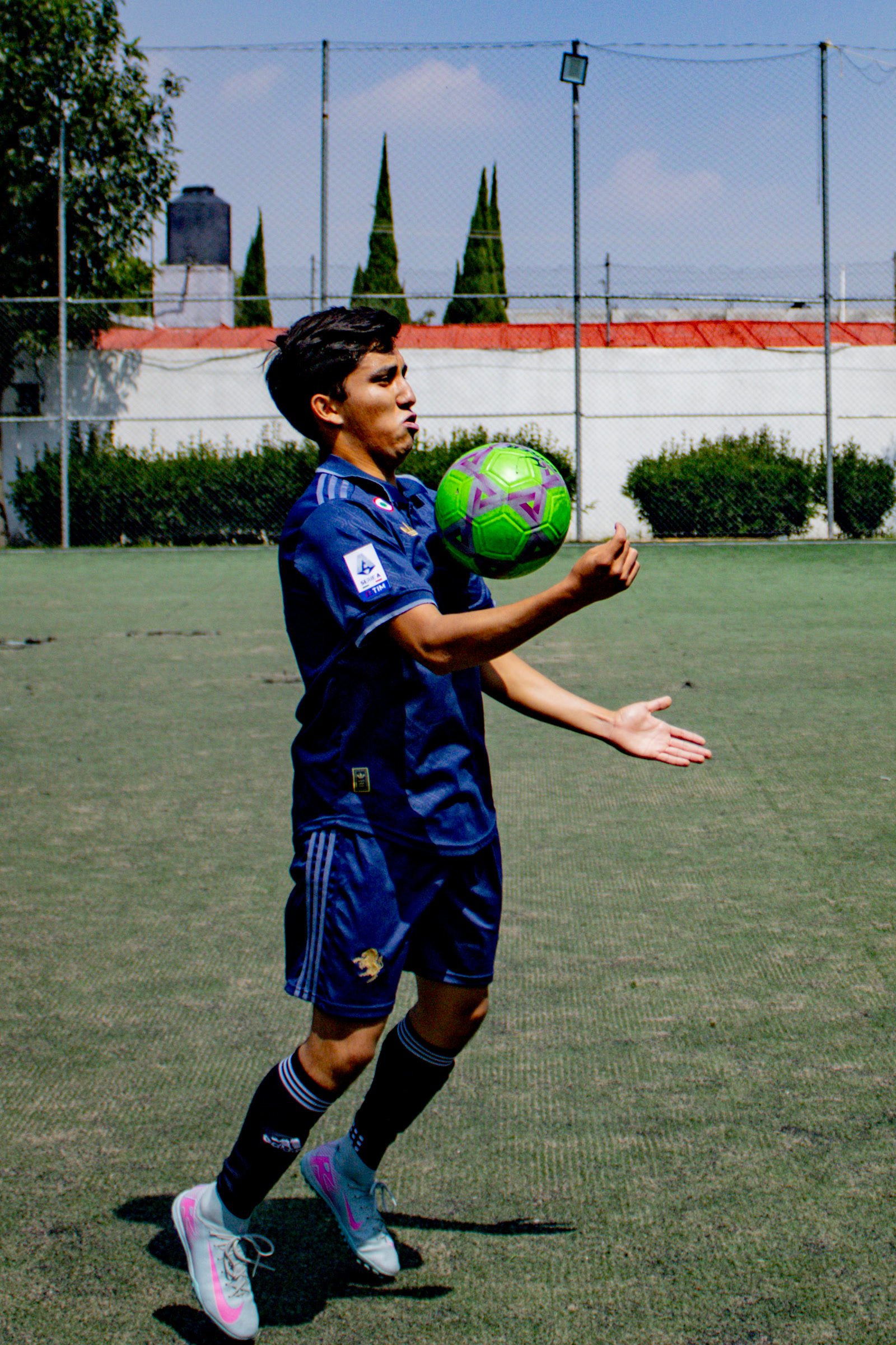 Jugador controlando el balón de pecho en competencia de fútbol 7 — Liga Promofut 7 Tecámac