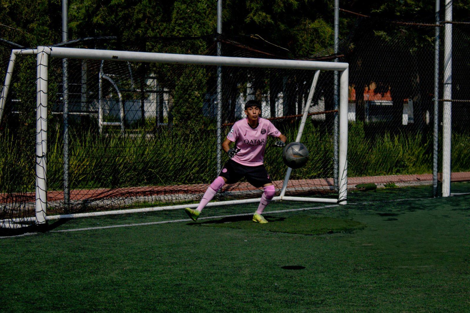 Portero en portería durante un partido de fútbol 7 en Liga Promofut 7, Tecámac