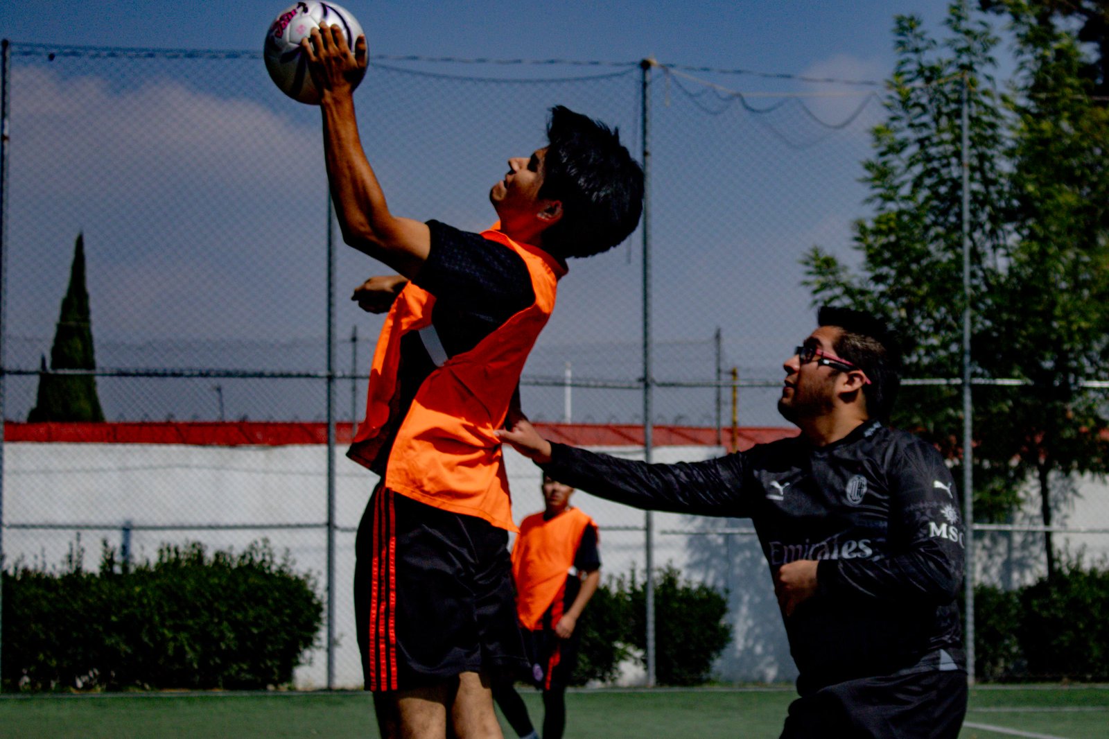 Disputa aérea por el balón en partido de Liga Promofut 7 en Ojo de Agua